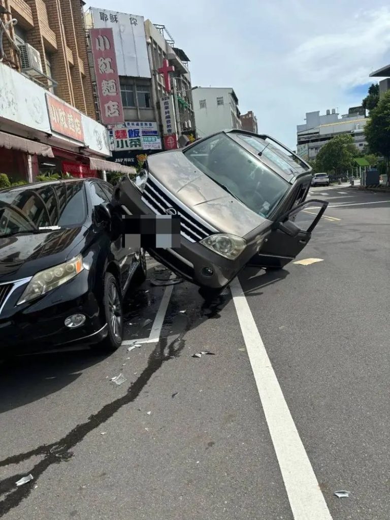 苗栗自小客車不明原因偏離車道 撞上路邊車輛