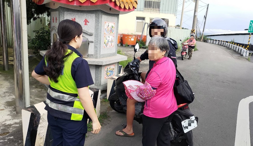 ▲圖說：警方接獲熱心民眾報案，於土地公廟旁尋獲走失老婦人 （圖／台中市政府 提供）