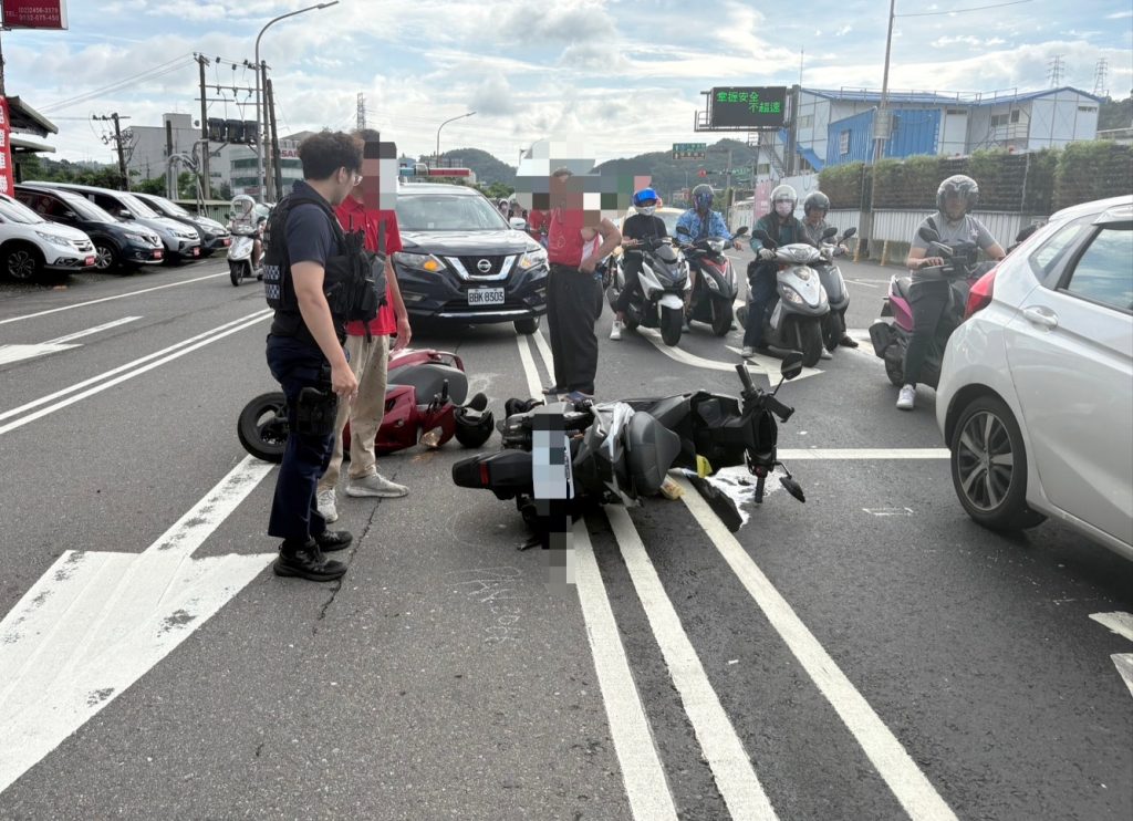 機車清晨碰撞事故  基三分局警即時現場解圍