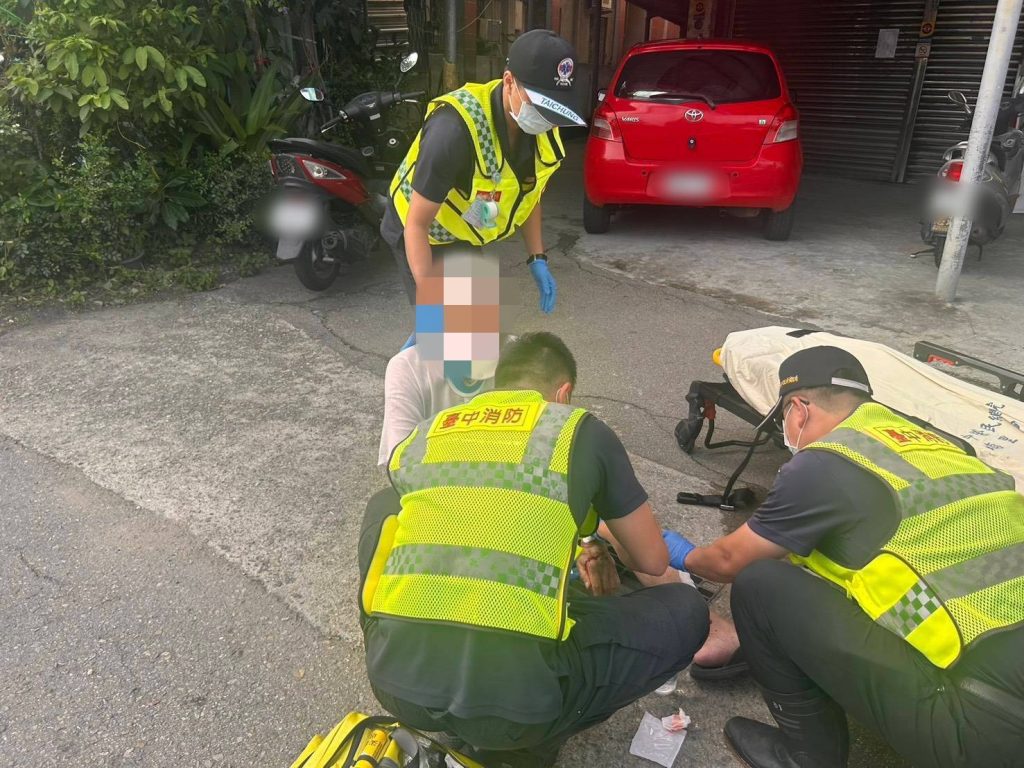 87歲翁買藥突暈倒 警巡邏即時救援暖心撐傘遮陽