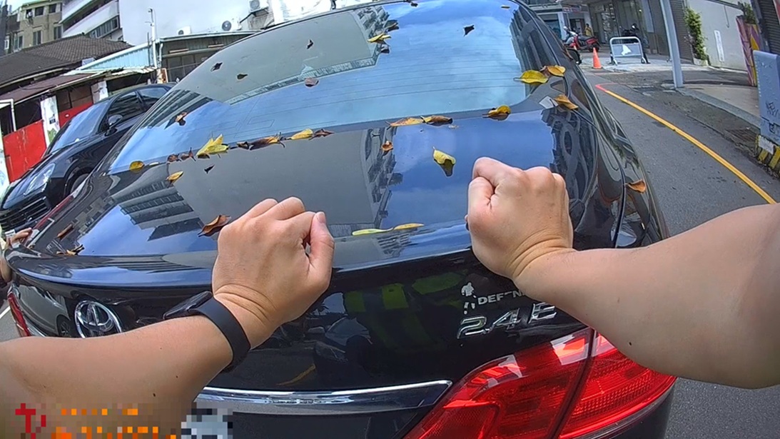 ▲圖說：兩位員警在車後奮力推車，最終成功將車輛移至路旁安全放置 （圖／台中市政府 提供）