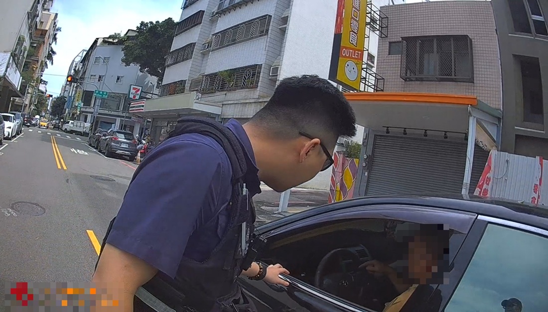 取締路上違停？ 原來是「刁車」！  暖警挽袖救援