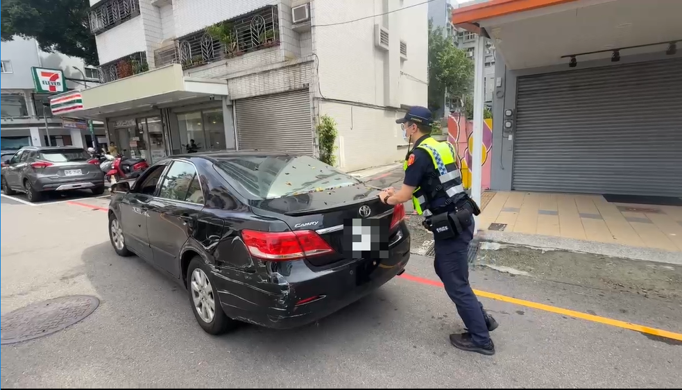 警巡遇拋錨車即刻相助　兩員合力推車化解交通危機