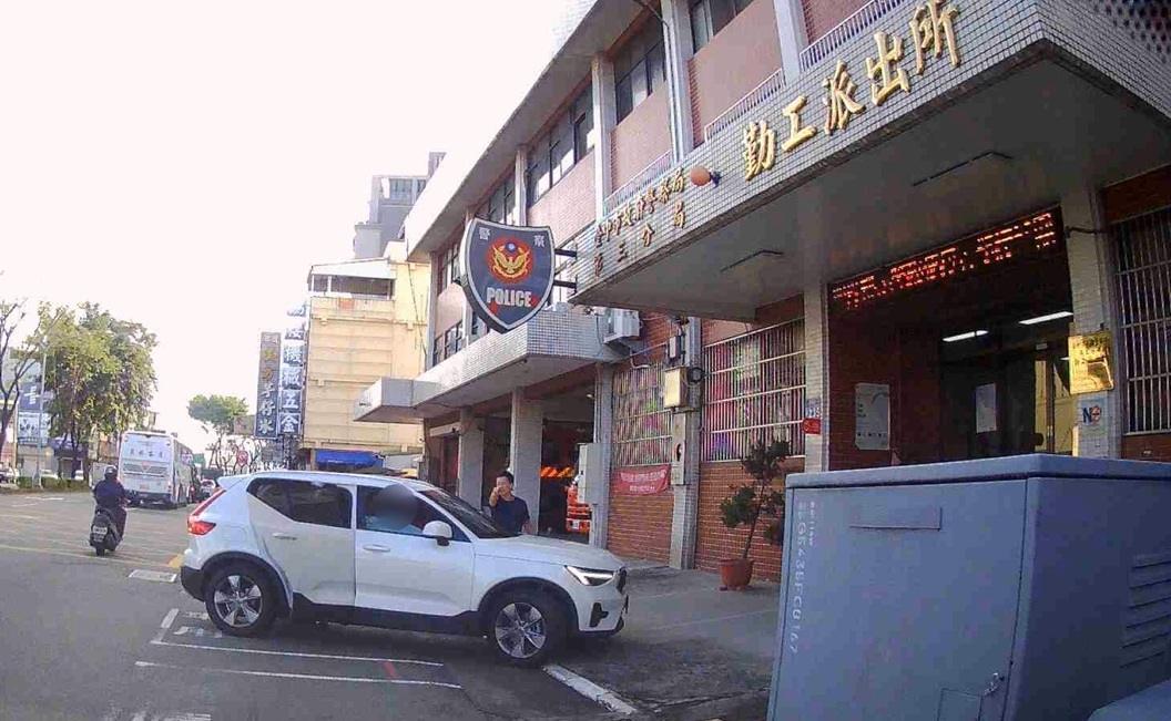 「我女兒高燒抽蓄 ！」  警化身運轉手  疾速救援達陣