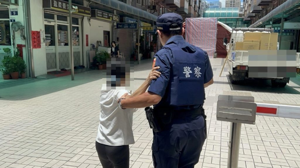 熱心警察協助迷路失智婦人安全回家，市民感謝暖心行動