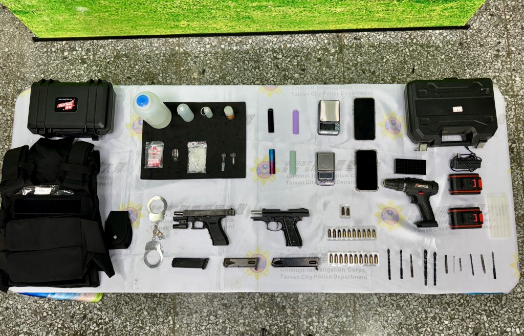 台南警方查緝槍毒販施姓男子 起獲大量毒品與槍械
