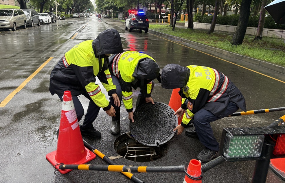 豪雨淹水  人孔蓋離家出走   警雨中馳援助返家