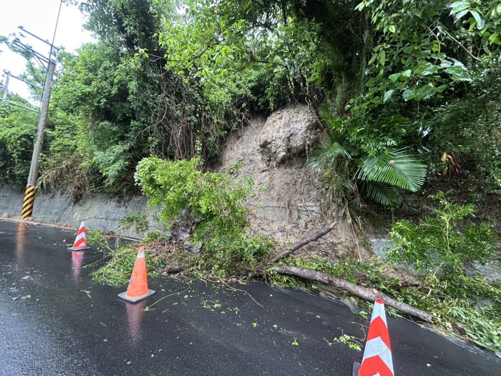東河山區土石滑落阻道路 都蘭所員警即時設置警示並通報搶修