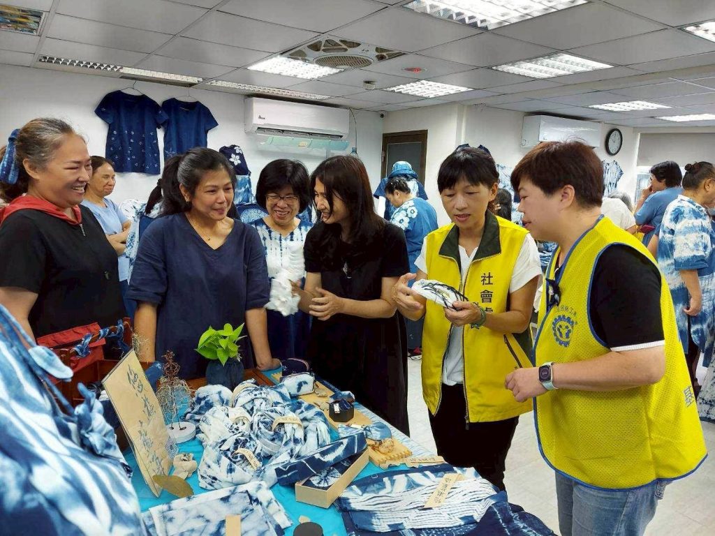 支持中高齡就業！基隆市「藍染文創班」結業 學員展現創業潛力