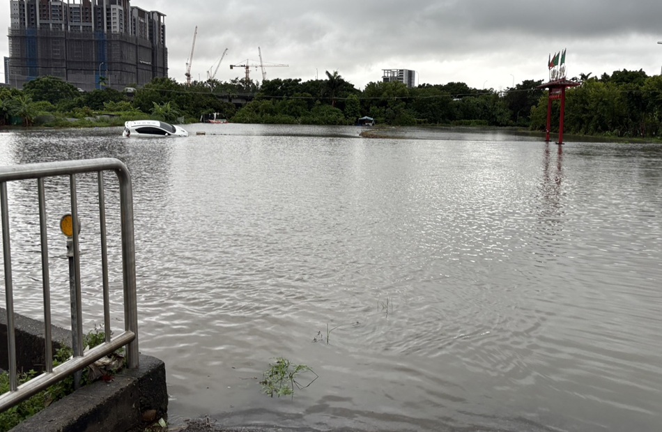 水淹道路！小客車誤駛入稻田   中市警冒雨救援