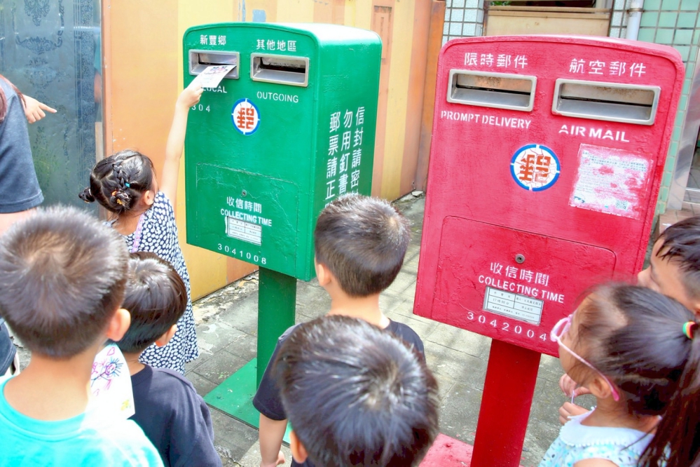 明信片親筆書寫、感恩傳遞最直接　新竹郵局體驗活動攜手幼兒園萌娃歡慶父親節
