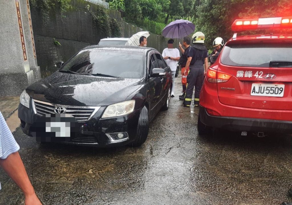 台中霧峰暴雨，警方協助民眾脫困