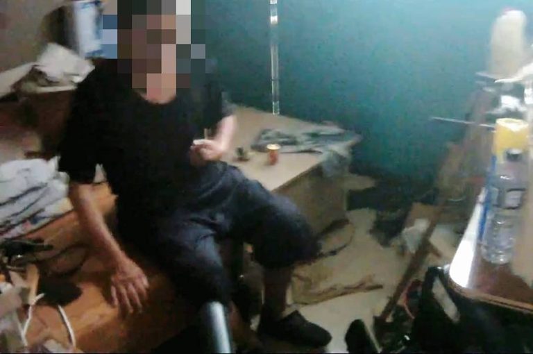 行動不便男險跌倒 員警奮力攙扶助返床