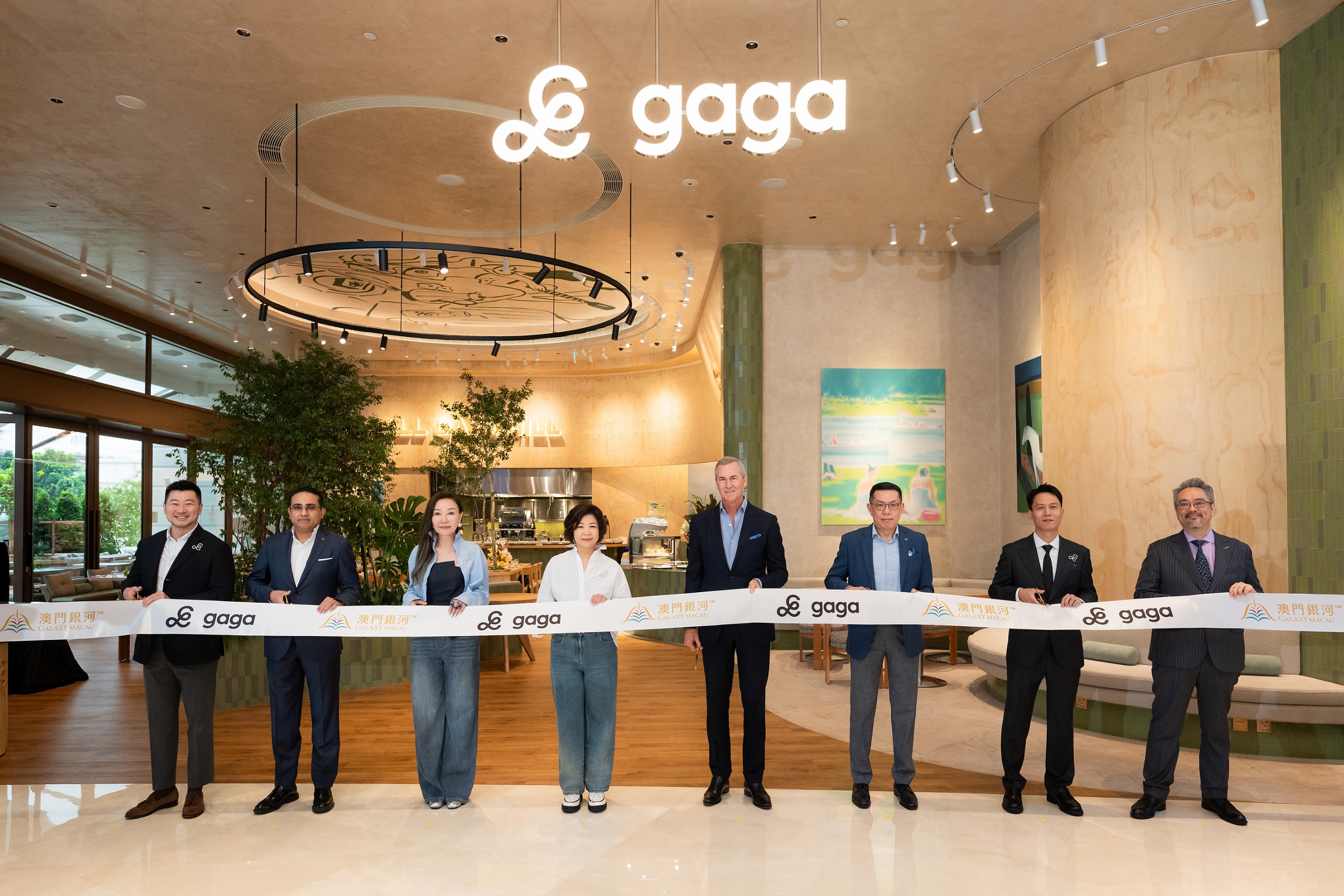 gaga澳門銀河店今日正式開幕，出席嘉賓包括：（左起）gaga品牌市場高級總監唐仕塏先生、澳門銀河餐飲部助理高級副總裁顏偉傑先生、gaga合夥人尹君女士、gaga行政總裁馮敏女士、銀河娛樂集團首席營運總監（澳門）祁嘉杰先生、銀河娛樂集團餐飲部高級副總裁陳祥麟先生、gaga營運管理副總經理周愛軍先生及「澳門銀河」餐飲部助理副總裁梁劍虹先生。