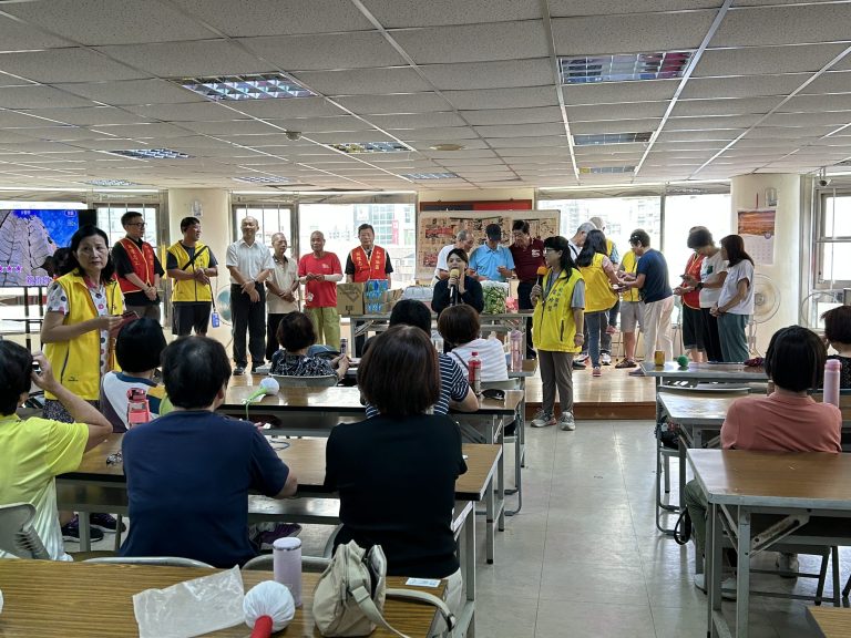 苗栗頭份和平里關懷據點溫馨提前慶祝父親節 感謝長輩辛勞貢獻