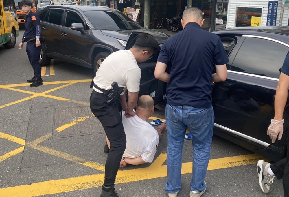 ▲圖說:中市刑大幹員趁江姓藥頭車輛停放於超商時前往盤查,一舉緝獲江嫌到案 (圖/台中市政府 提供)