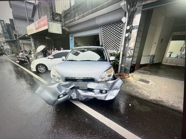 苗栗造橋路口自小客車闖紅燈連環追撞4車釀3人輕傷