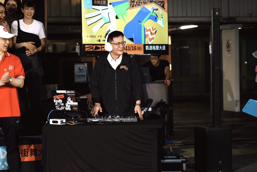 %E6%95%99%E8%82%B2%E9%83%A8%E5%BC%B5%E5%BB%96%E8%90%AC%E5%A0%85%E6%94%BF%E5%8B%99%E6%AC%A1%E9%95%B7%E4%BB%A5DJ%E9%96%8B%E5%A0%B4