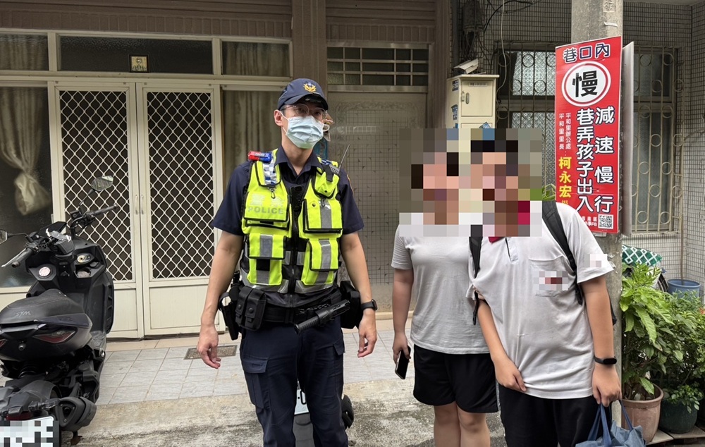 ▲圖說:員警以巡邏車護送林姓少年與姊姊平安會合,並開心合影留念 (圖/台中市政府 提供)