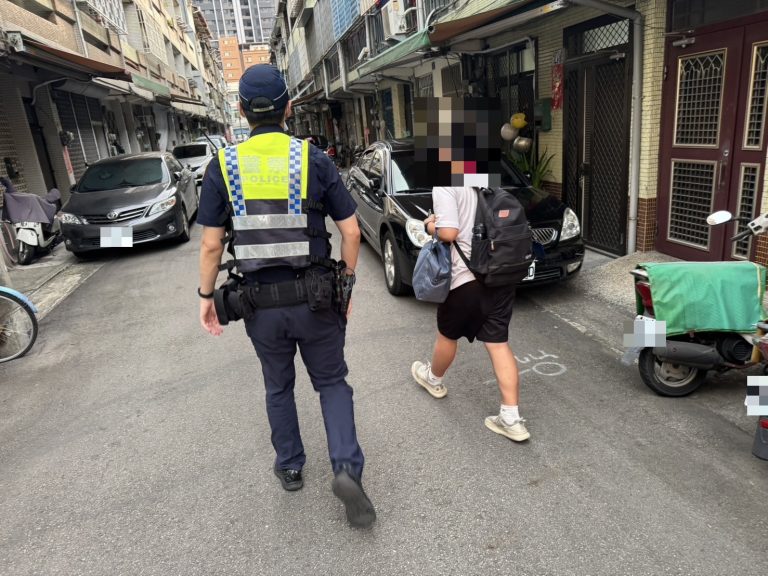台中警員暖心助少年返家 暑假期間守護青少年安全