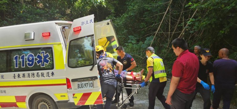 老翁開車巡田不慎滑落山坡 警消合力搶救脫困送醫