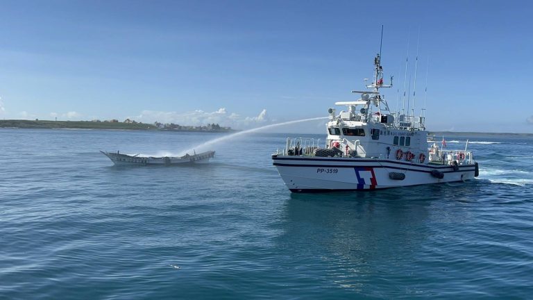 澎湖漁船牽引至維修廠途中遭祝融  船長跳海逃生獲救