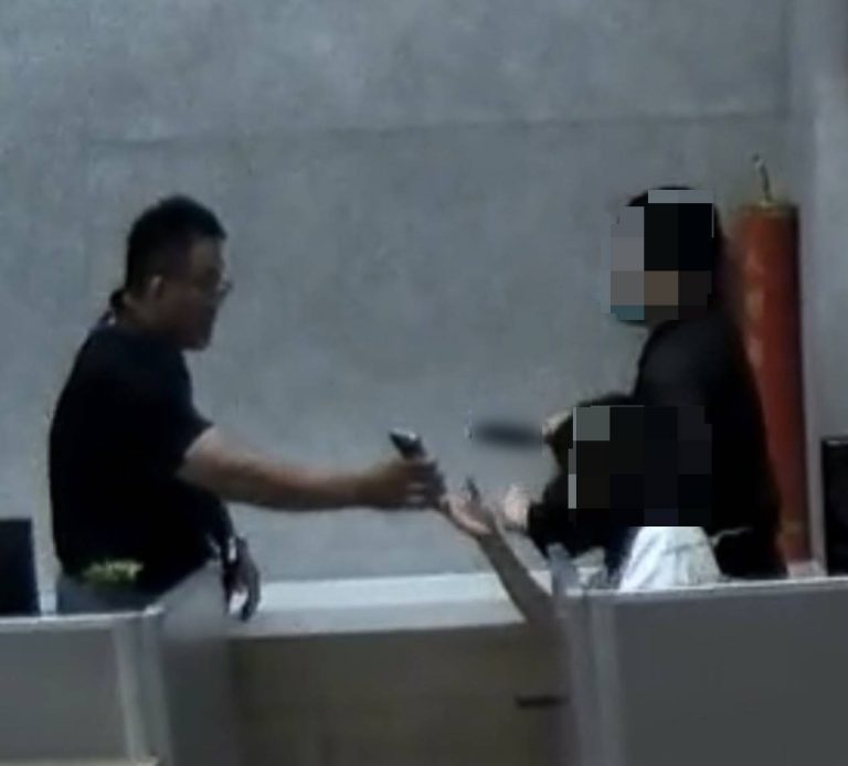台中佛寺驚魂！男子持刀挾持員工 柔道國手警長「虎口奪刀」救人