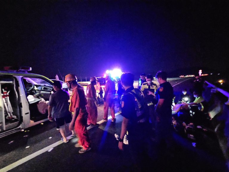 新竹男子持刀劫走救護車 國道逆向衝撞警車後遭辣椒水制服
