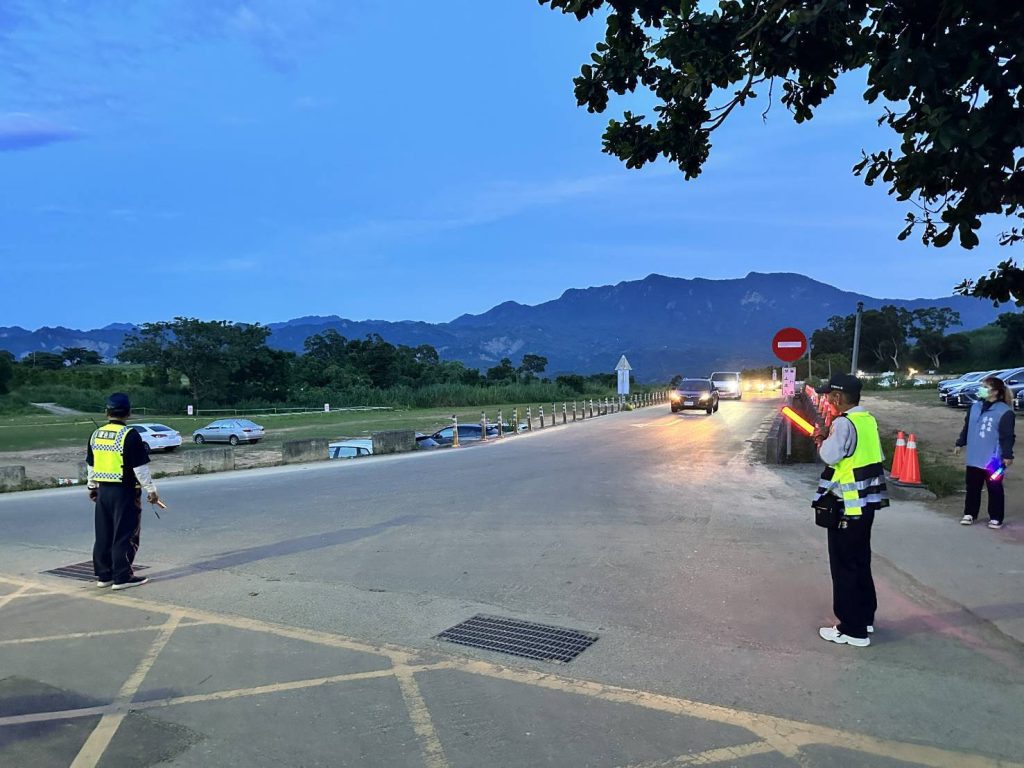 豔陽下守護熱氣球嘉年華 警友理事長送冰飲為警員消暑加油
