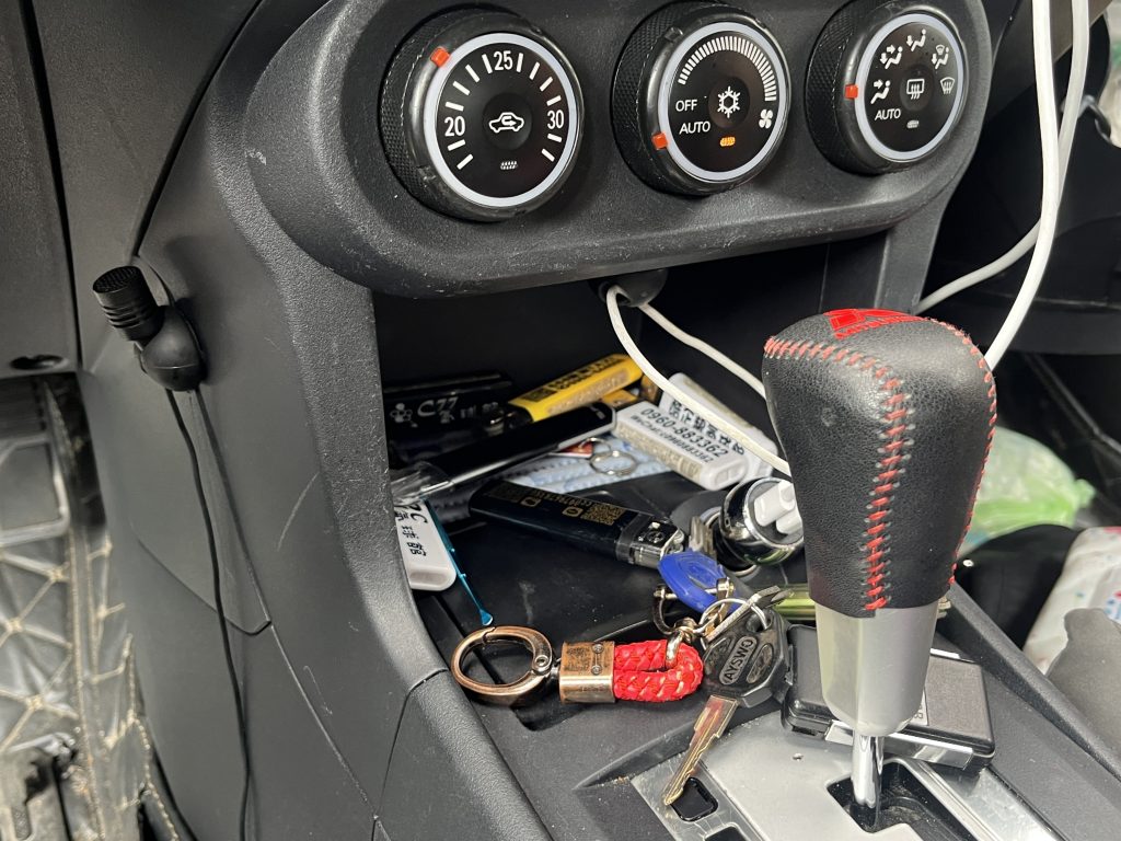 驚！毒駕連撞兩車 警方起獲笑氣鋼瓶與偽造車牌