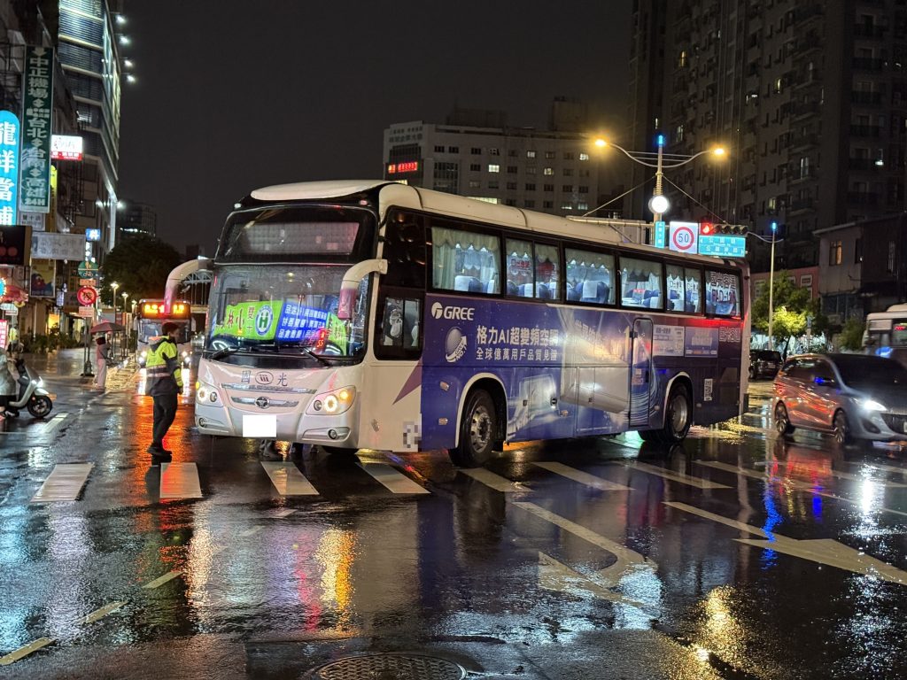 台中大客車路中拋錨 警雨中疏導車流保安全