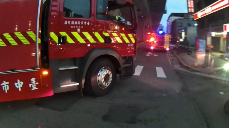 台中東山警眼尖發現車輛冒煙 即時通報消防防火燒車
