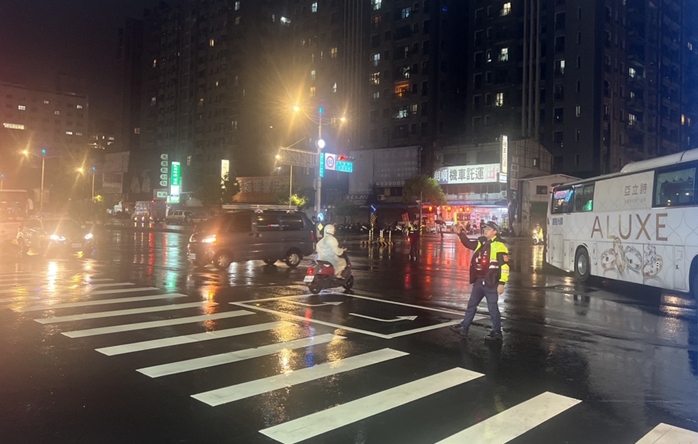 ▲圖說:員警冒雨持指揮棒與交通錐維持現場交通秩序,避免追撞二次事故 (圖/台中市政府 提供)