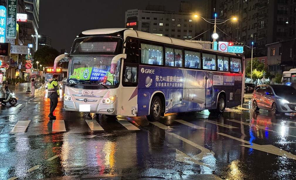雨夜驚魂！大客車路中拋錨　警冒雨疏導車流