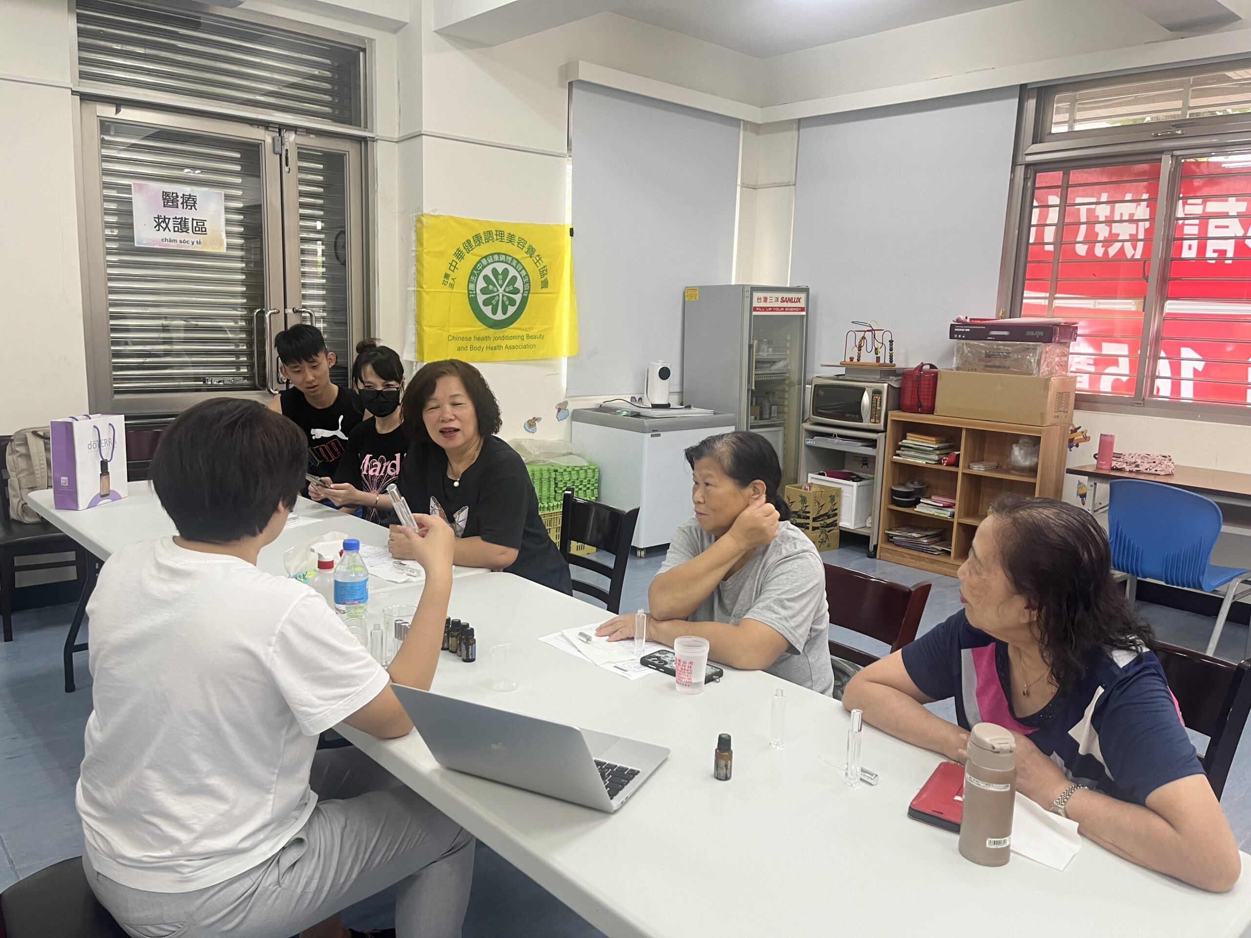 亞太搜尋引擎產業協會公益大使暨中華健康調理美容協會創辦人 推廣樂活健康 精油DIY班溫暖登場