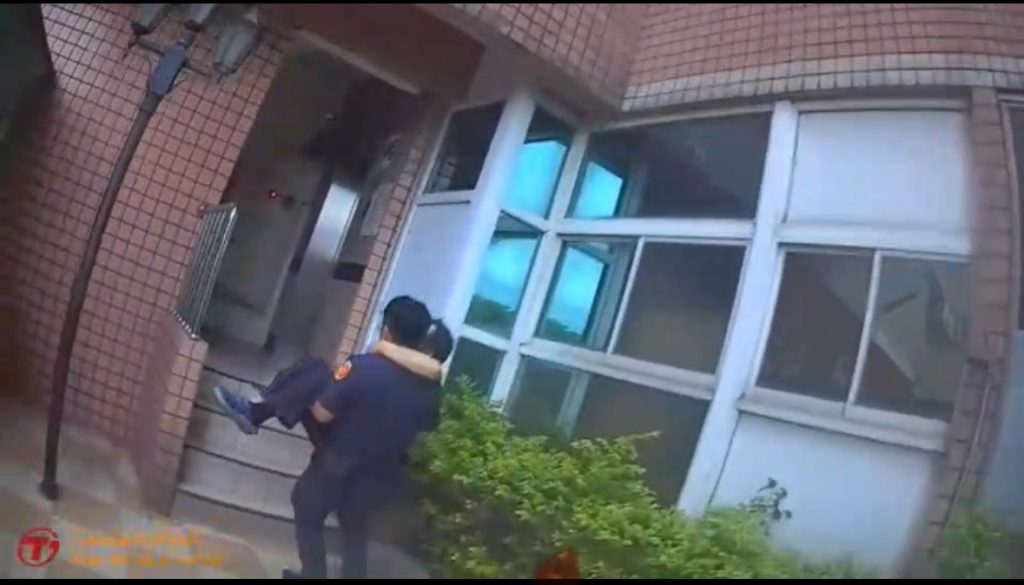 台中南屯警暖心「公主抱」助行動不便男子返家