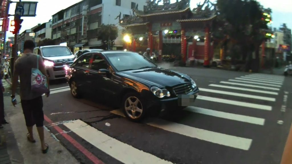 引擎冒煙差點火燒車，機敏警及時發現救援
