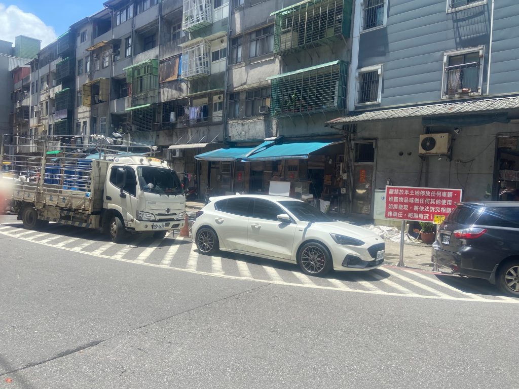 基隆市中船路一面活動看板因颱風來襲倒塌，市府都發處已迅速派員排除危險