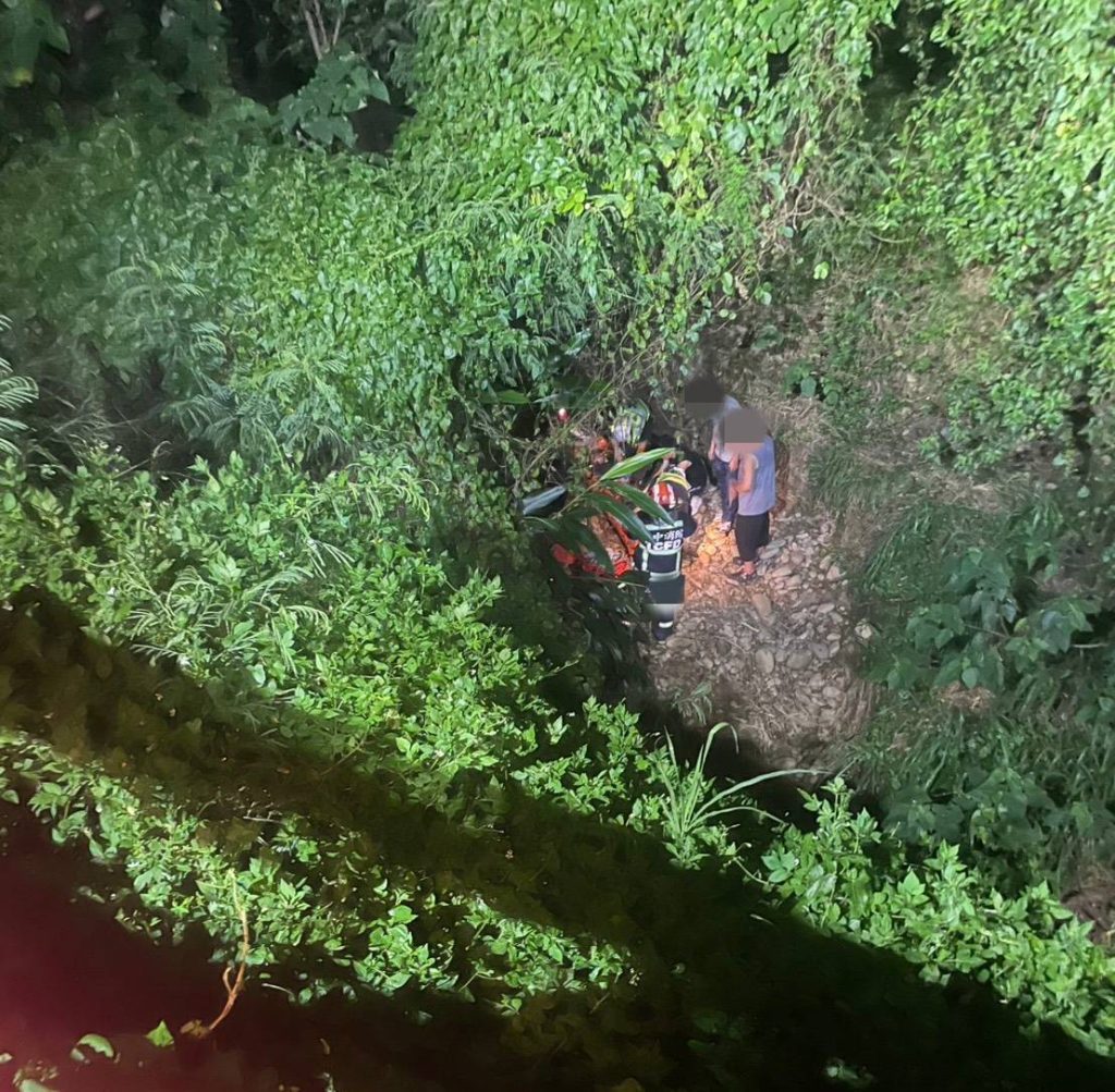 颱風前夕緊急救援 警消8小時救援尋獲失聯登山客