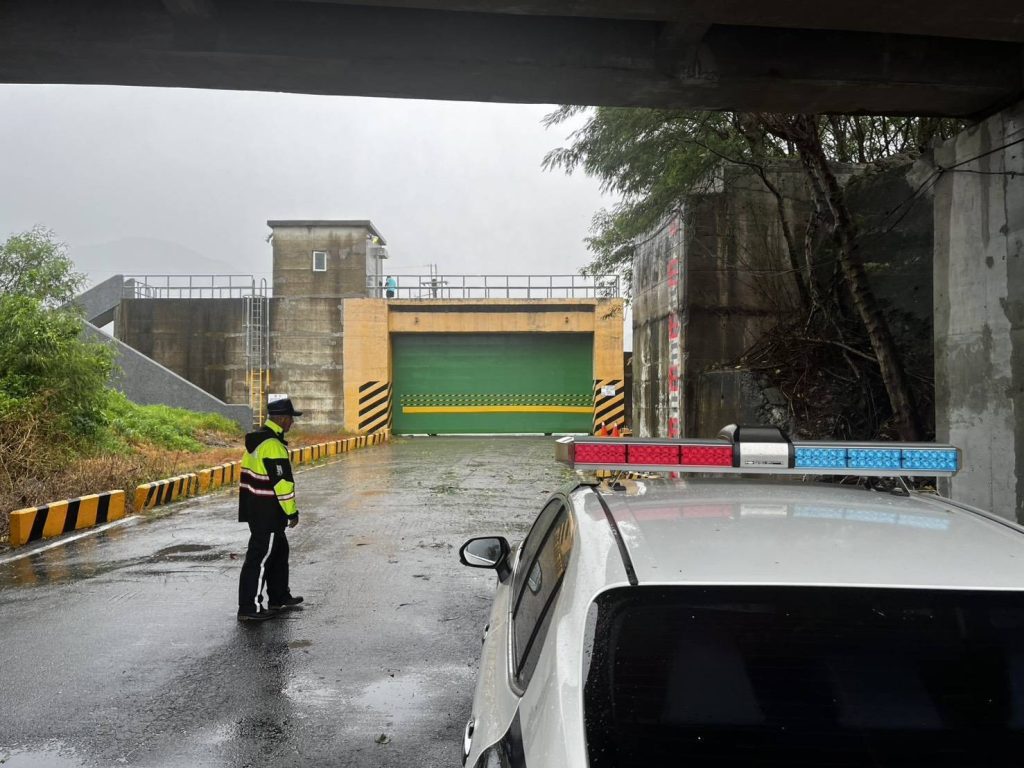 楊柳颱風水勢漲 台東大武警協助鄉公所封閉泰和溪橫堤門並加強警戒