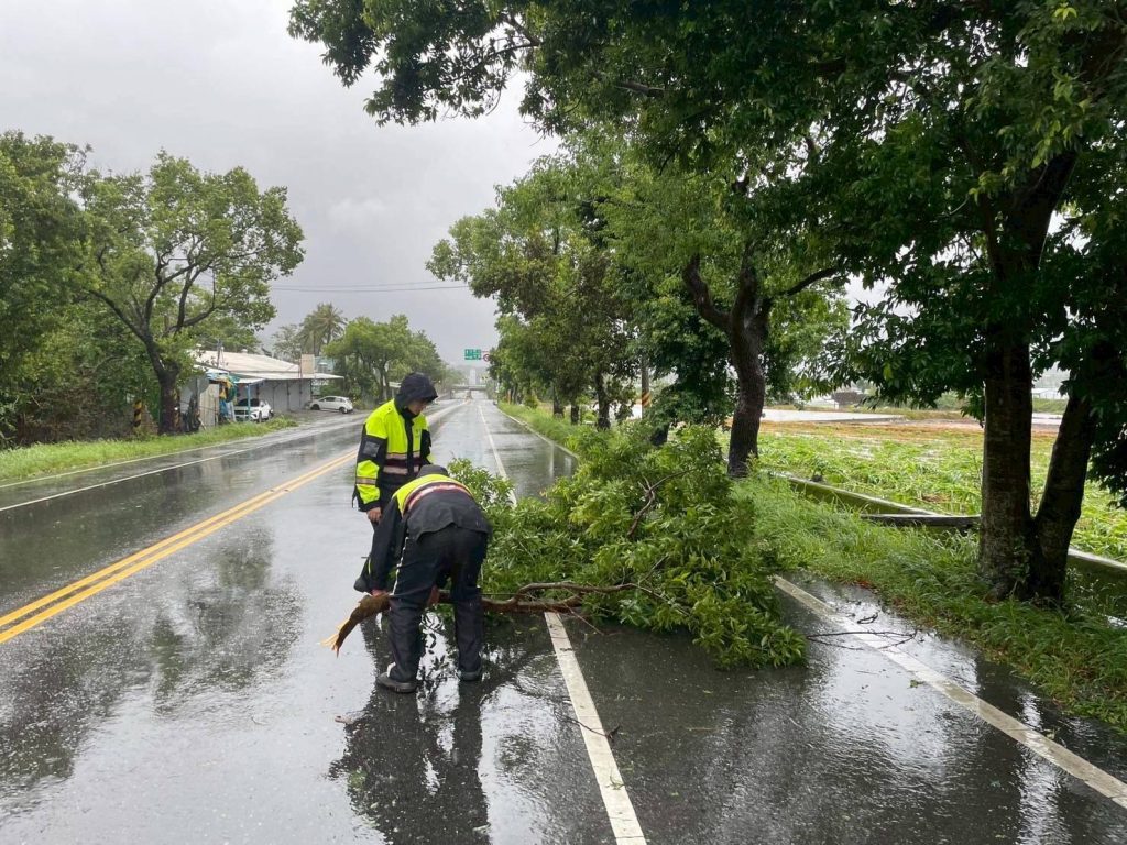 楊柳颱風雖過境雨勢未歇 台東關山警迅速排除倒樹恢復交通