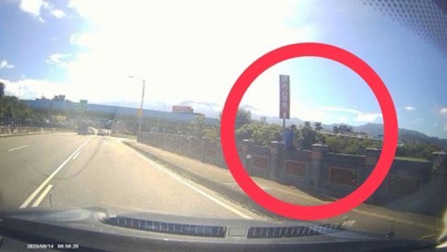 男子詭異跨坐橋墩抽菸！？    熱心民眾報警力阻悲劇
