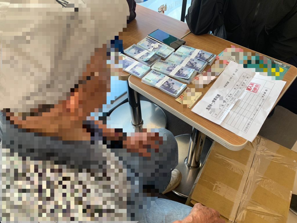 苗栗阻詐200萬！ 警方逮捕虛擬貨幣詐騙阿公級車手　查扣65萬現金