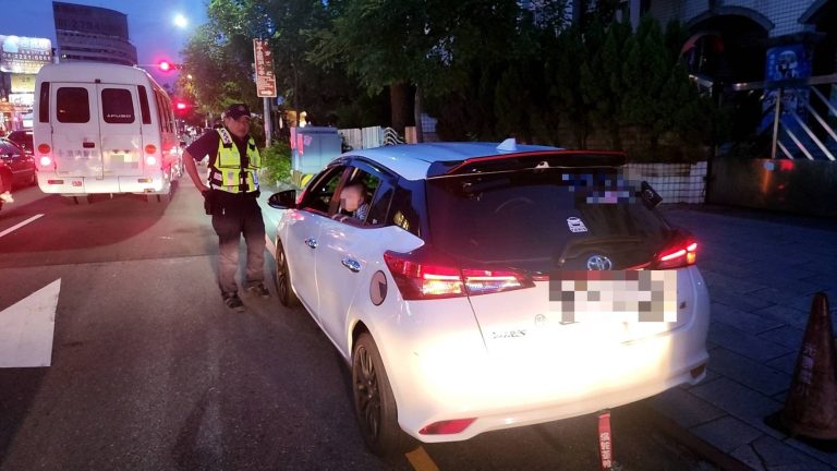 台中警協助拋錨車一家四口 警民合力推車助就醫