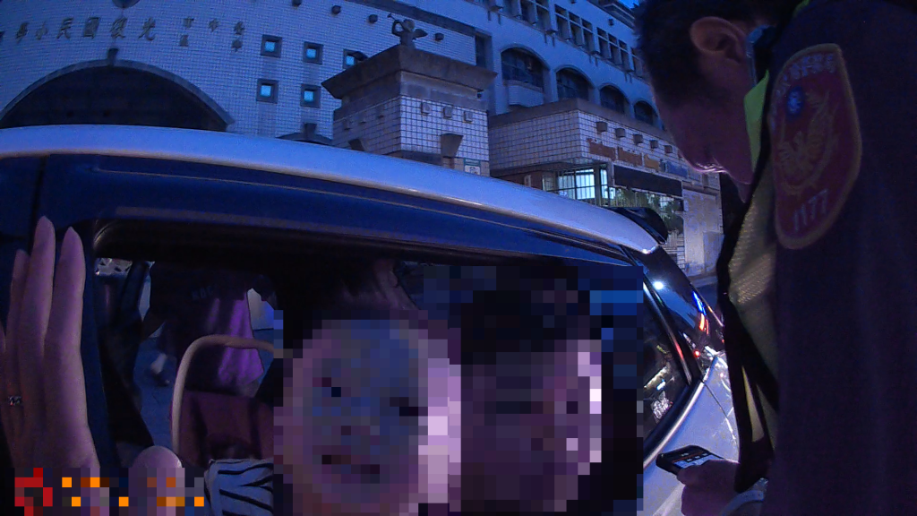 台中警協助拋錨車一家四口 警民合力推車助就醫