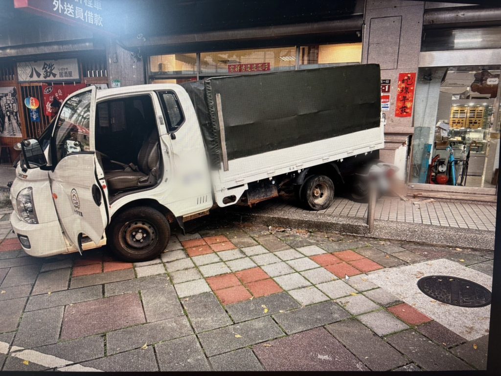 小貨車誤上人行道暴衝連撞 台北新生北路驚險事故
