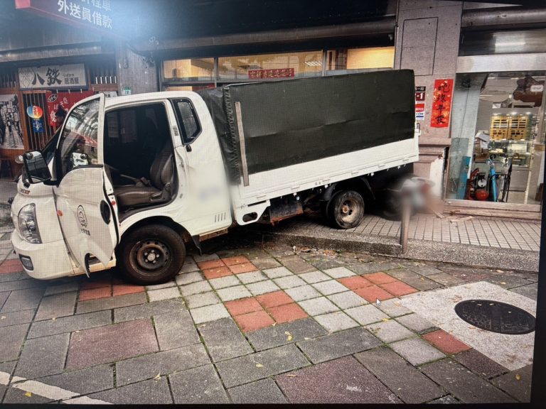 小貨車誤上人行道暴衝連撞 台北新生北路驚險事故