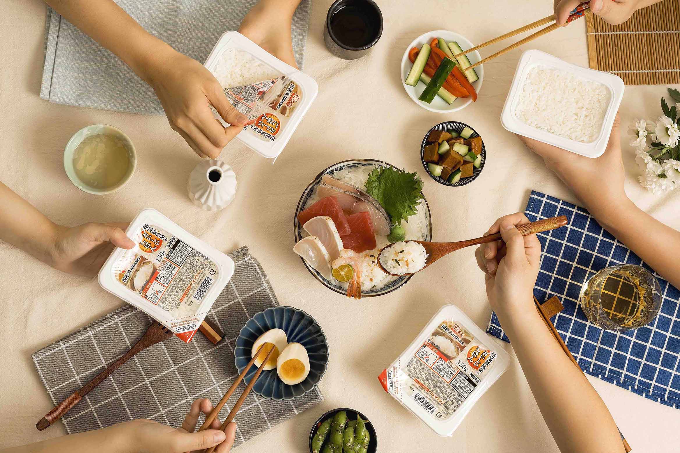 IRIS OHYAMA微波白飯在台上市短短兩年,已創造60萬盒銷售佳績,並已與好市多賣場上架,多變情境帶來不同吃法,在家就能快速做出豪華宴客菜。(圖/業者提供)