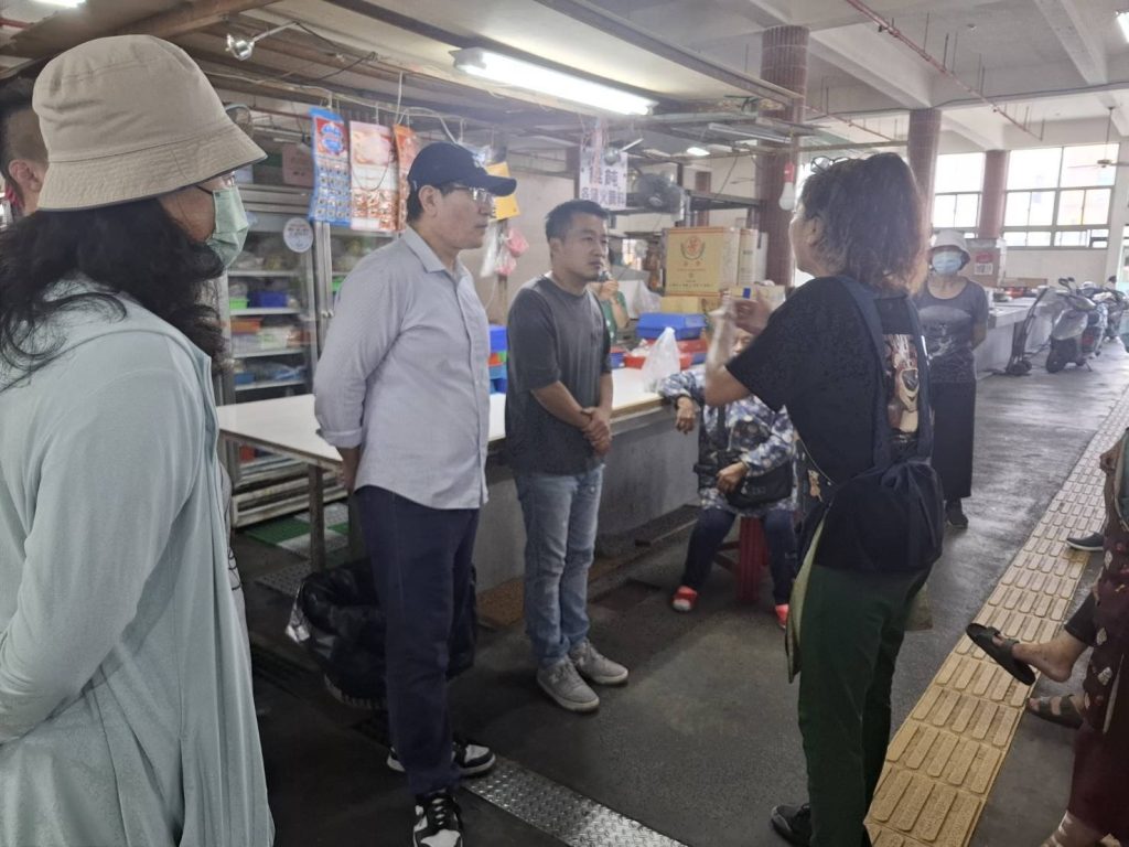 文澳市場傳拆遷 馬公市公所主秘親臨向攤商說明