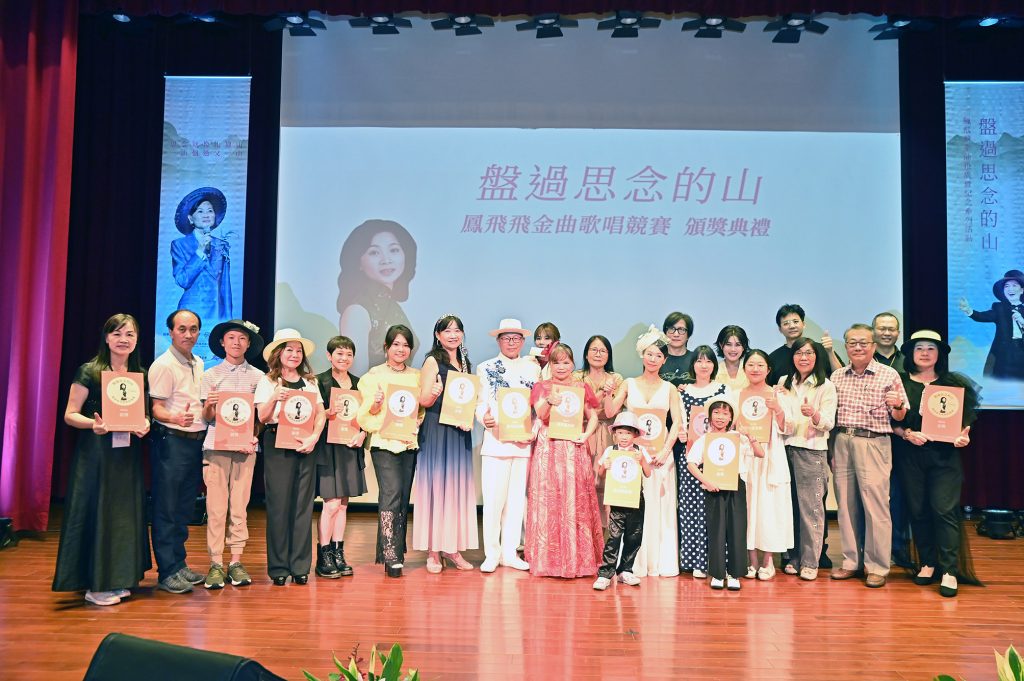 所有得獎者與評審老師、到場貴賓合影。